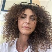 Docente di scuola primaria impartisce lezioni di italiano a bambini della scuola primaria e secondaria di primo grado